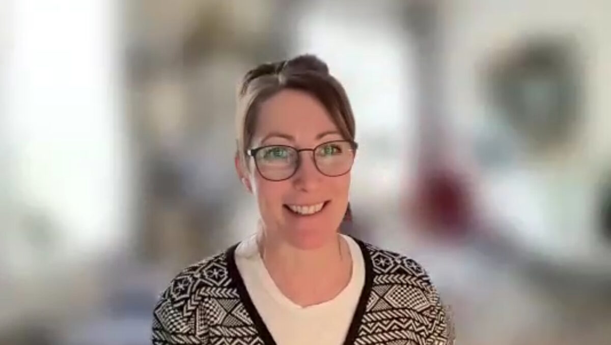 Närbild på Therese med stort leende.